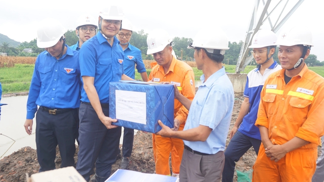 Anh Bùi Quang Huy thăm động viên công nhân đang xây dựng đường dây 500 kV- Ảnh 6.