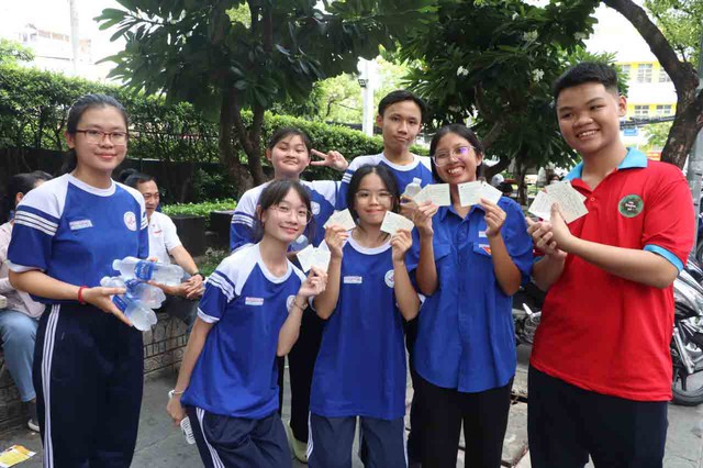 Viết tay hơn 700 lời chúc tiếp sức thí sinh thi lớp 10- Ảnh 3.