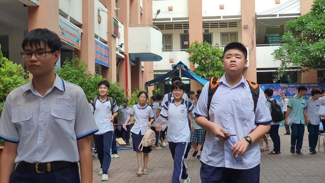 Đề thi văn vào lớp 10 TP.HCM có 'Chiếc lược ngà': Sẽ 'mưa' điểm 7, 8?- Ảnh 5. Đề thi văn vào lớp 10 TP.HCM có 'Chiếc lược ngà': Sẽ 'mưa' điểm 7, 8?- Ảnh 5.