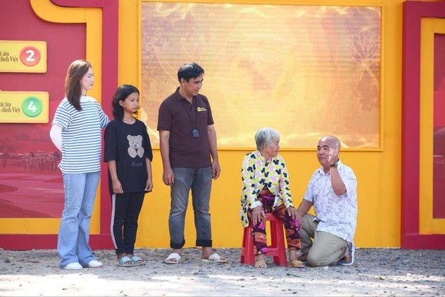 Quyền Linh, Quốc Thuận nhói lòng trước bà cụ 71 tuổi bán xôi nuôi cháu mồ côi- Ảnh 1.
