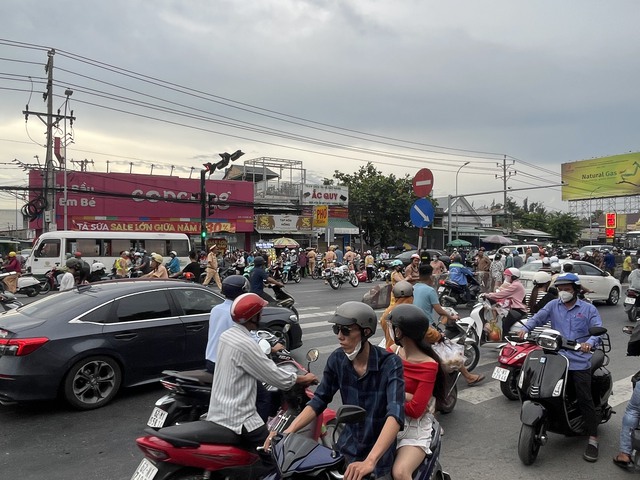 Long An: Xe khách tông hàng loạt xe máy đang dừng đèn đỏ- Ảnh 2.