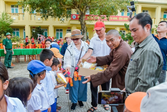 Tặng quà cho các em Thiếu nhi Việt – Lào vui hội trăng rằm 1