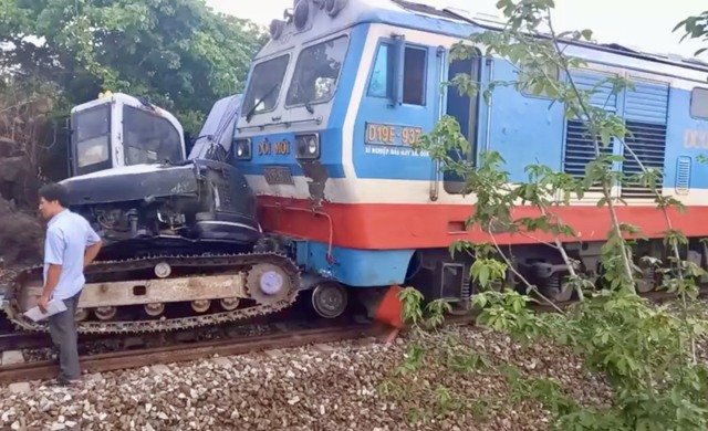 Bình Thuận: Tai nạn đường sắt, tuyến Bắc - Nam đình trệ- Ảnh 1.