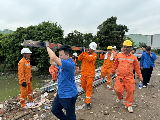 Anh Ng&ocirc; Văn Cương thăm hỏi, động vi&ecirc;n c&ocirc;ng nh&acirc;n thi c&ocirc;ng đường d&acirc;y 500 kV- Ảnh 3.