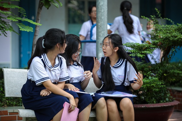 Thí sinh 'bế tắc' khi đề thi lớp 10 hỏi 'nghĩ bằng tim' thay vì lý trí- Ảnh 1.