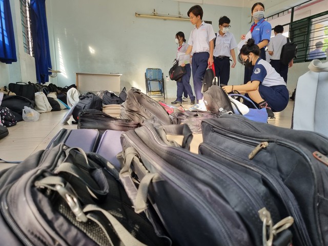 Th&iacute; sinh bị đ&igrave;nh chỉ thi lớp 10 do mang điện thoại- Ảnh 1.