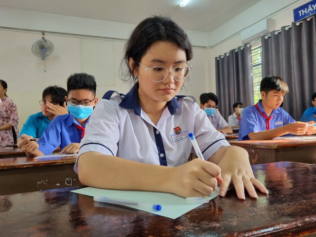 98.600 thí sinh TP.HCM bắt đầu thi lớp 10: Đề thi như thế nào?- Ảnh 3. 98.600 thí sinh TP.HCM bắt đầu thi lớp 10: Đề thi như thế nào?- Ảnh 3.