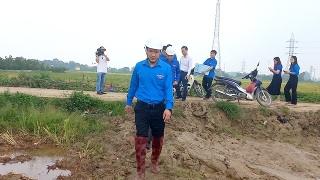 Anh Ngô Văn Cương thăm hỏi, động viên công nhân thi công đường dây 500 kV- Ảnh 1.