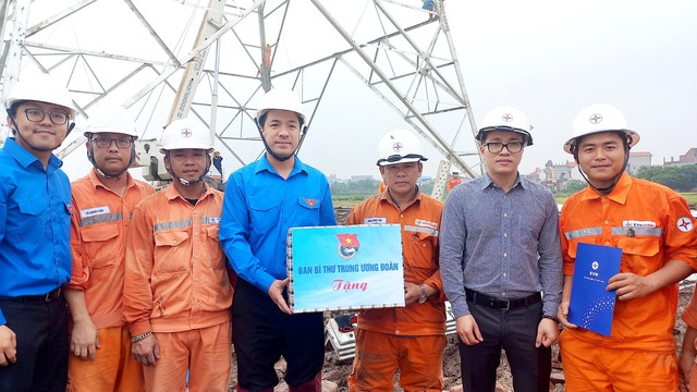 Anh Ngô Văn Cương thăm hỏi, động viên công nhân thi công đường dây 500 kV- Ảnh 2.