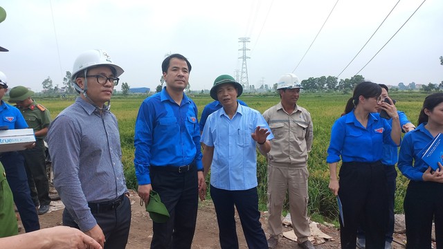 Anh Ngô Văn Cương thăm hỏi, động viên công nhân thi công đường dây 500 kV- Ảnh 6.