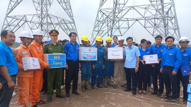 Anh Ngô Văn Cương thăm hỏi, động viên công nhân thi công đường dây 500 kV- Ảnh 7.