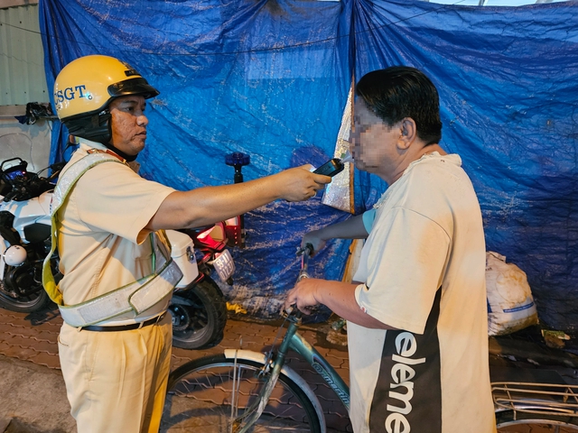 Hàng trăm người đi xe đạp 'bất ngờ' khi bị CSGT TP.HCM phạt nồng độ cồn- Ảnh 1.