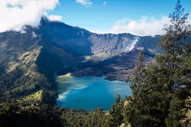 The most magnificent volcanoes in the world, symbols of the power of nature - Photo 2.