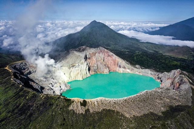 The most magnificent volcanoes in the world, symbols of the power of nature - Photo 4.