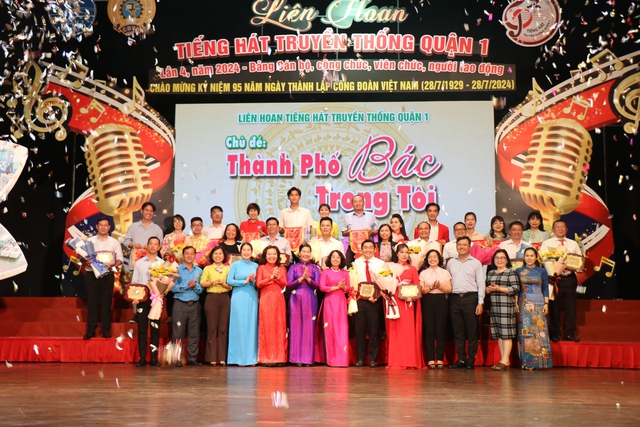 TP.HCM: P.Cầu Ông Lãnh đạt giải nhất Liên hoan tiếng hát truyền thống Q.1 lần 4- Ảnh 1.