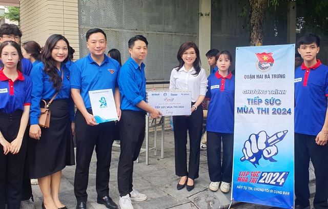 T.Ư Hội Sinh viên Việt Nam tặng quà tình nguyện viên Tiếp sức mùa thi- Ảnh 1.