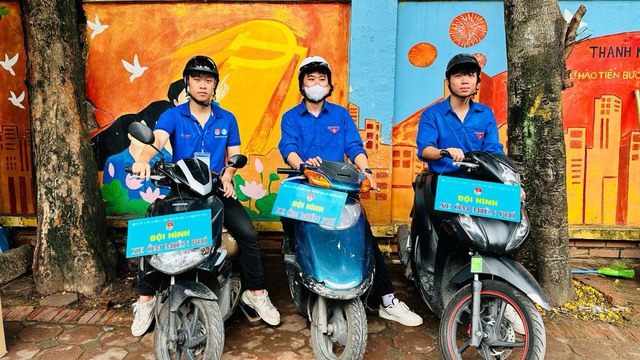 Thành đoàn Hà Nội thăm, tặng quà tình nguyện viên Tiếp sức mùa thi 2024- Ảnh 3.
