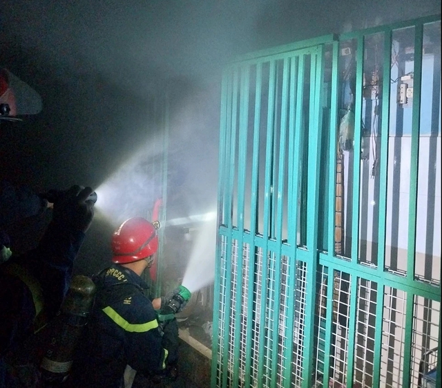 Cháy nhà trong hẻm ở TP.HCM, 4 người được giải cứu- Ảnh 1.