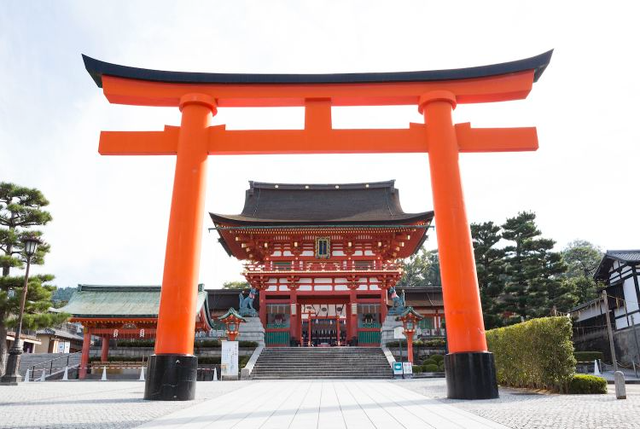 Tới Nhật Bản thăm ngôi đền trên mặt nước hay ngôi đền 'tái sinh' mỗi 20 năm- Ảnh 2.