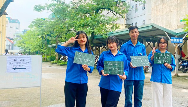 Thành đoàn Hà Nội thăm, tặng quà tình nguyện viên Tiếp sức mùa thi 2024- Ảnh 4.