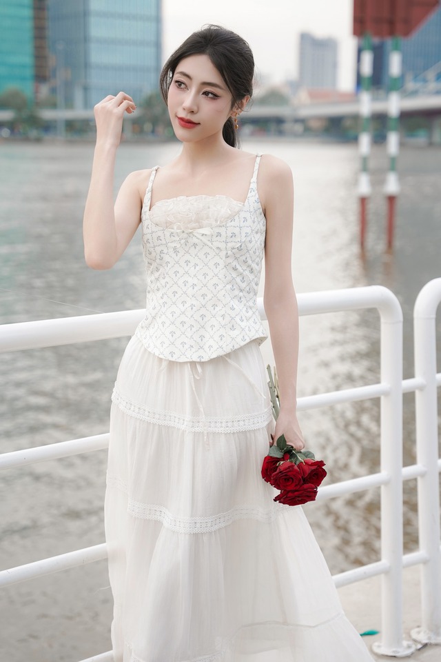 Diện kiểu trang phục in hoa, đảm bảo phong cách mùa hè của nàng sẽ 'lên hương'- Ảnh 3.