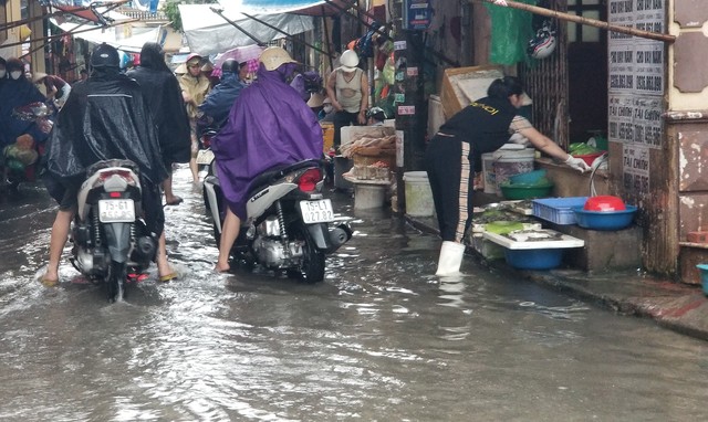 Mưa lớn lịch sử kéo dài 12 giờ, phố Hải Phòng biến thành sông- Ảnh 5.