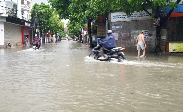 Mưa lớn lịch sử kéo dài 12 giờ, phố Hải Phòng biến thành sông- Ảnh 12.