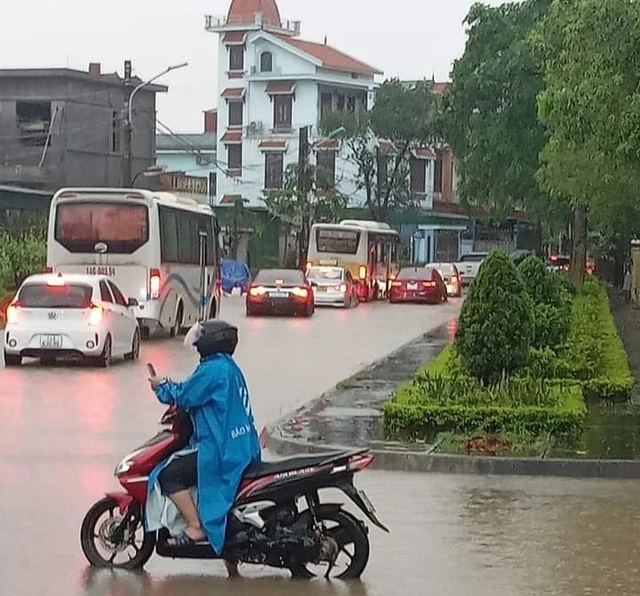 Mưa lớn, nhiều tuyến đường ở Quảng Ninh tê liệt- Ảnh 6.