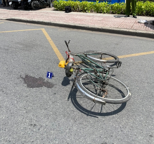 Tìm thân nhân người đàn ông tử vong cạnh xe đạp ở Q.Bình Thạnh- Ảnh 1.