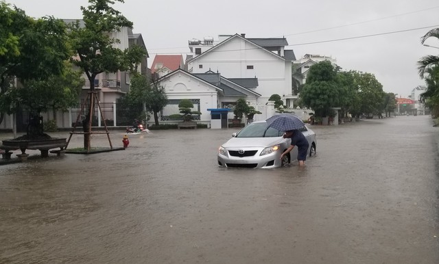 Mưa lớn lịch sử kéo dài 12 giờ, phố Hải Phòng biến thành sông- Ảnh 16.