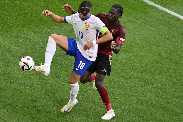 HLV Pháp 'Mbappe gặp vấn đề với mặt nạ', HLV Bỉ 'tiếc cho Lukaku quá'- Ảnh 2.