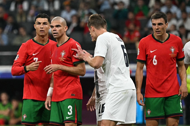 Ronaldo khóc nức nở khi sút hỏng phạt đền, lập kỷ lục buồn ở EURO- Ảnh 6.