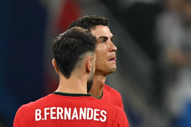 Ronaldo khóc nức nở khi sút hỏng phạt đền, lập kỷ lục buồn ở EURO- Ảnh 4.