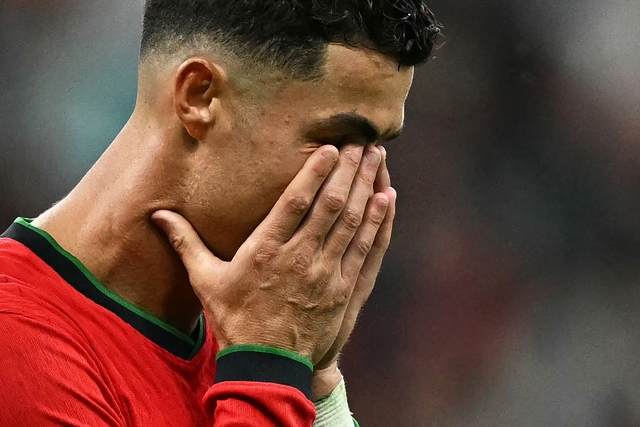 Ronaldo khóc nức nở khi sút hỏng phạt đền, lập kỷ lục buồn ở EURO- Ảnh 2.