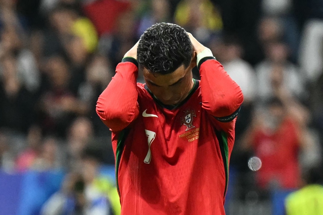 Ronaldo khóc nức nở khi sút hỏng phạt đền, lập kỷ lục buồn ở EURO- Ảnh 3.