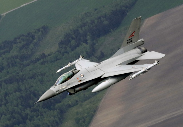 Mỹ bất ngờ nói chiến đấu cơ F-16 đang trên đường đến Ukraine- Ảnh 1.