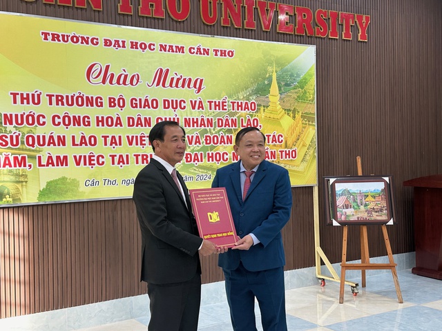 Trường ĐH Nam Cần Thơ trao học bổng hơn 4 tỉ đồng cho du học sinh Lào- Ảnh 1.