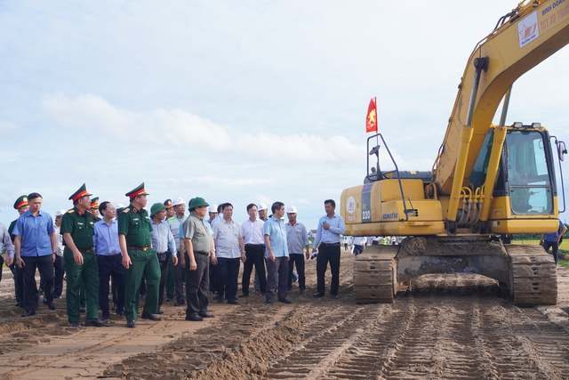 Thủ tướng Chính phủ Phạm Minh Chính kiểm tra cao tốc Cần Thơ - Cà Mau- Ảnh 2.