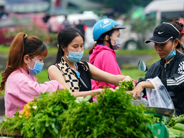 Đưa hàng 'ngon, bổ, rẻ' tới với người thu nhập thấp- Ảnh 2.