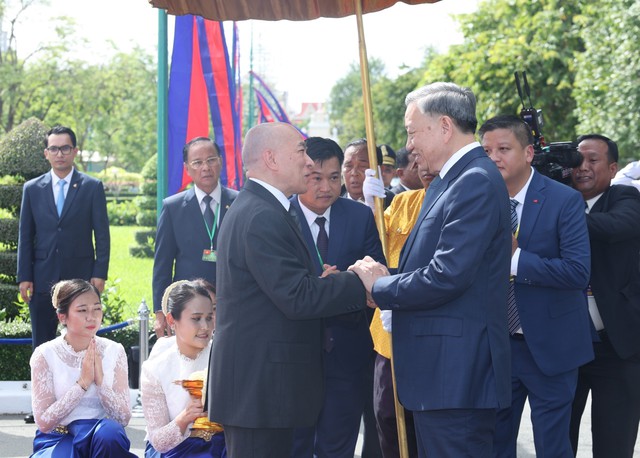 Trọng thể lễ đón chính thức Chủ tịch nước Tô Lâm thăm cấp nhà nước tới Campuchia- Ảnh 1.