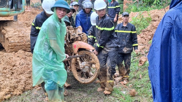 Sạt lở đất ở Hà Giang vùi lấp xe khách, 11 người chết- Ảnh 3.