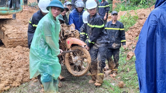 Vụ sạt lở đất, 11 người chết: Người dân ứng cứu bị vùi lấp- Ảnh 2.