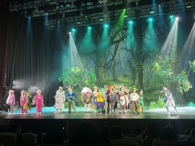 'Shrek:The Musical' hớp hồn khán giả, bùng nổ sân khấu phương Nam ngay đêm diễn đầu tiên- Ảnh 6.