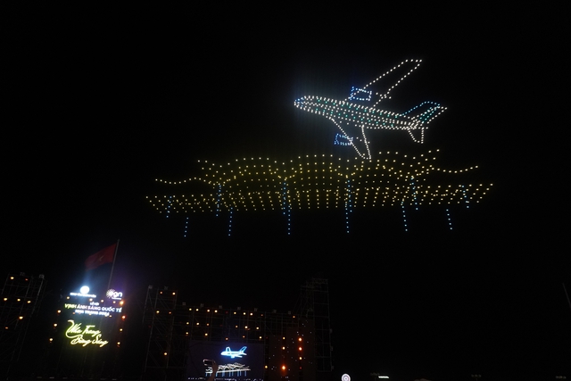 Hàng ngàn chiếc drone light thắp sáng bầu trời đêm Nha Trang- Ảnh 7.