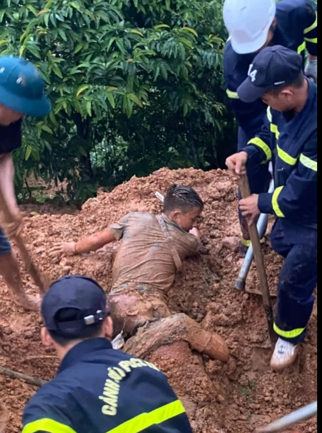 Vụ sạt lở vùi lấp xe khách ở Hà Giang: Hãi hùng lời kể của người thoát chết- Ảnh 2.