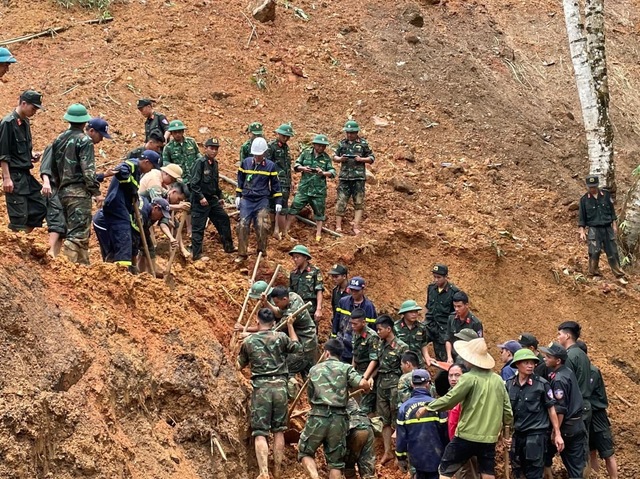 Vụ sạt lở vùi lấp xe khách ở Hà Giang: Hãi hùng lời kể của người thoát chết- Ảnh 1.