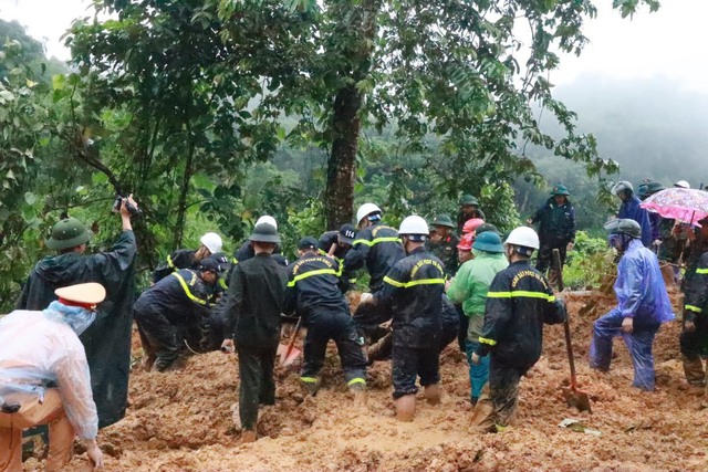 Sạt lở đất ở Hà Giang vùi lấp xe khách, 11 người chết- Ảnh 2.