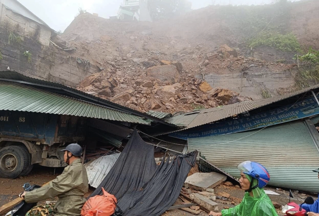 Hà Giang: Ta luy cao 15 m sạt lở đè bẹp nhà dân, 4 người thoát chết- Ảnh 2.