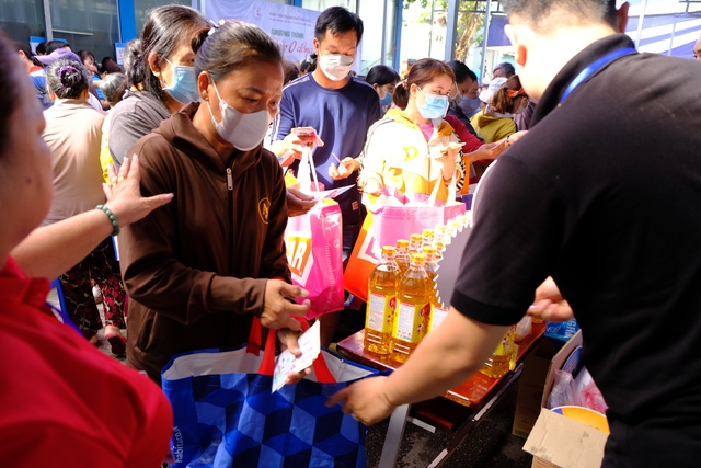 TP.HCM: Hàng trăm bệnh nhân nghèo được mua hàng với giá 0 đồng- Ảnh 1.