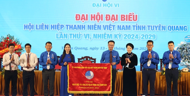 Trao Kỷ niệm chương Vì thế hệ trẻ cho 12 cán bộ tỉnh Tuyên Quang- Ảnh 2.